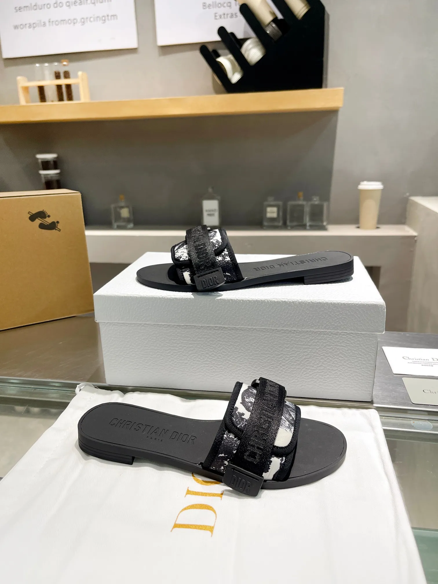 👟👟Ex-factory price 380👟👟 Dior D’s latest series of Velcro buckle sandals and slippers in new colors! Perfect reproduction of the original version, the most popular color matching fabric, super layered ▪️Original molded high-end TPU outsole (not ordinary rubber) ▪️Very comfortable and easy to walk. All upper materials are custom-made from the original ▪️3D electric embroidered three-dimensional cloth surface, very versatile, a must-have for lazy people in summer ▪️Number of yards: 35-41